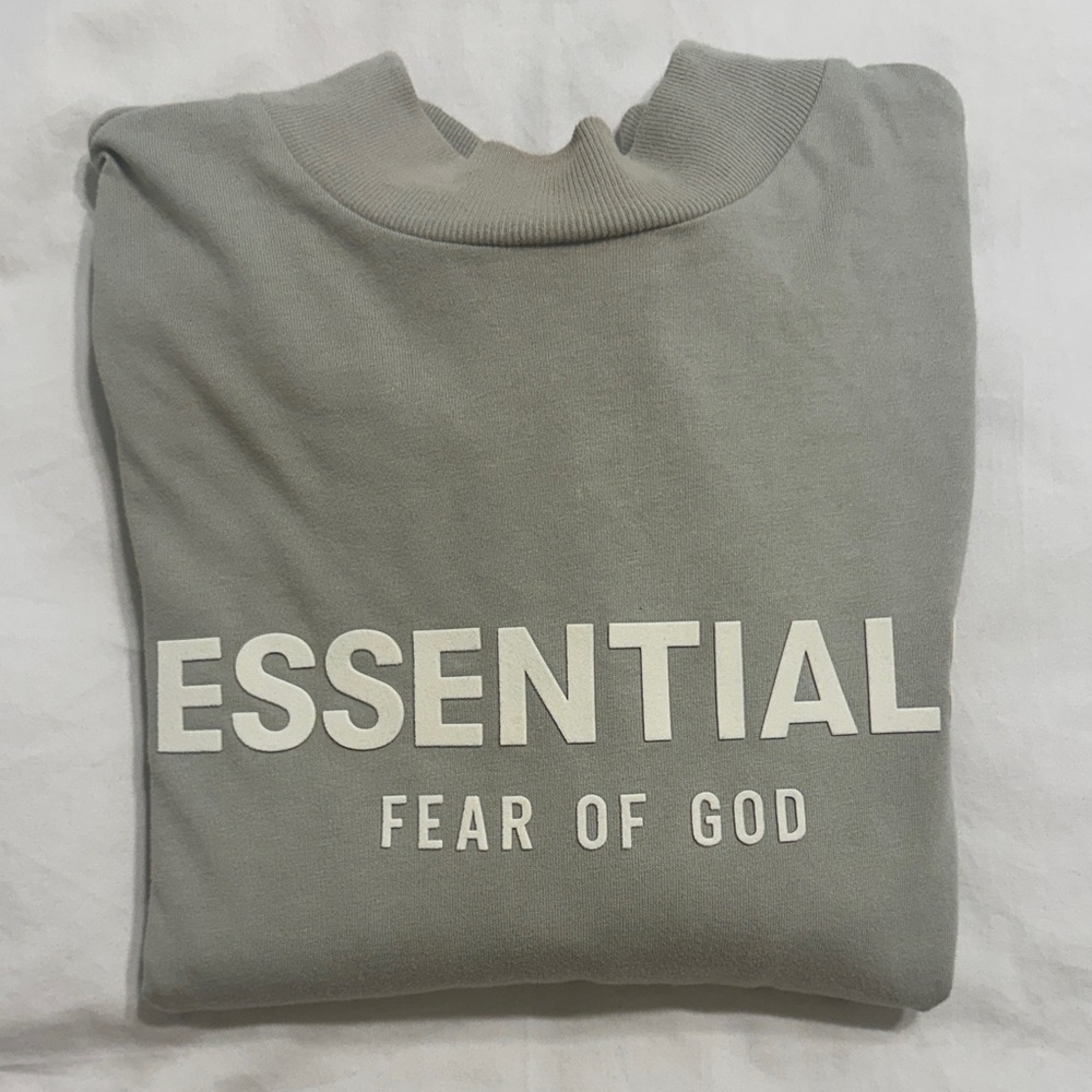 Fear of God Essential Sweatshirt in Gray